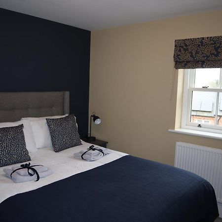 Canal View Cottage With Log Fire & Parking Blisworth Exteriör bild
