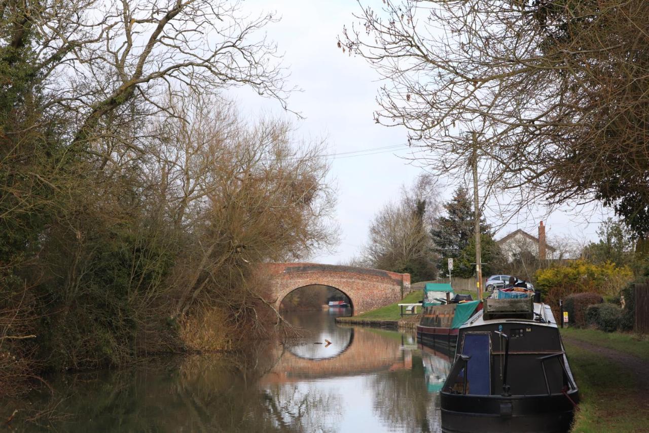 Canal View Cottage With Log Fire & Parking Blisworth Exteriör bild