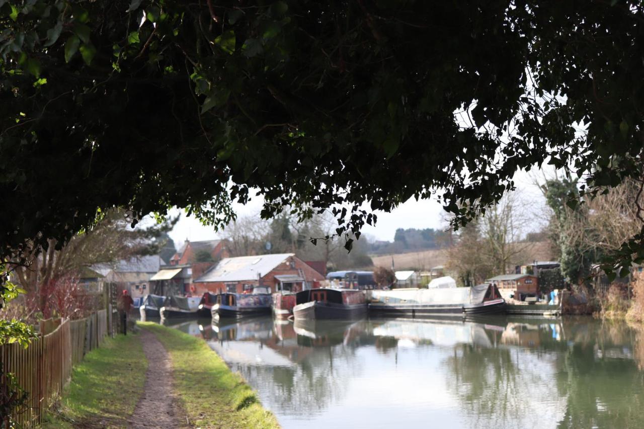 Canal View Cottage With Log Fire & Parking Blisworth Exteriör bild